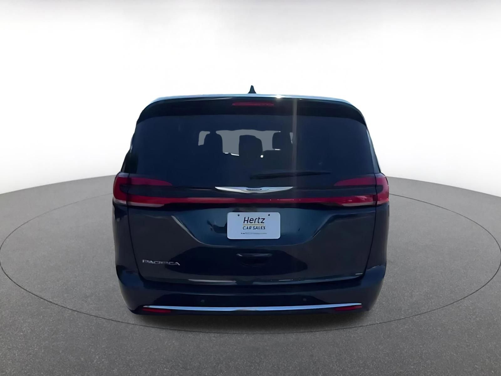 Used 2025 Chrysler Pacifica Select image 12