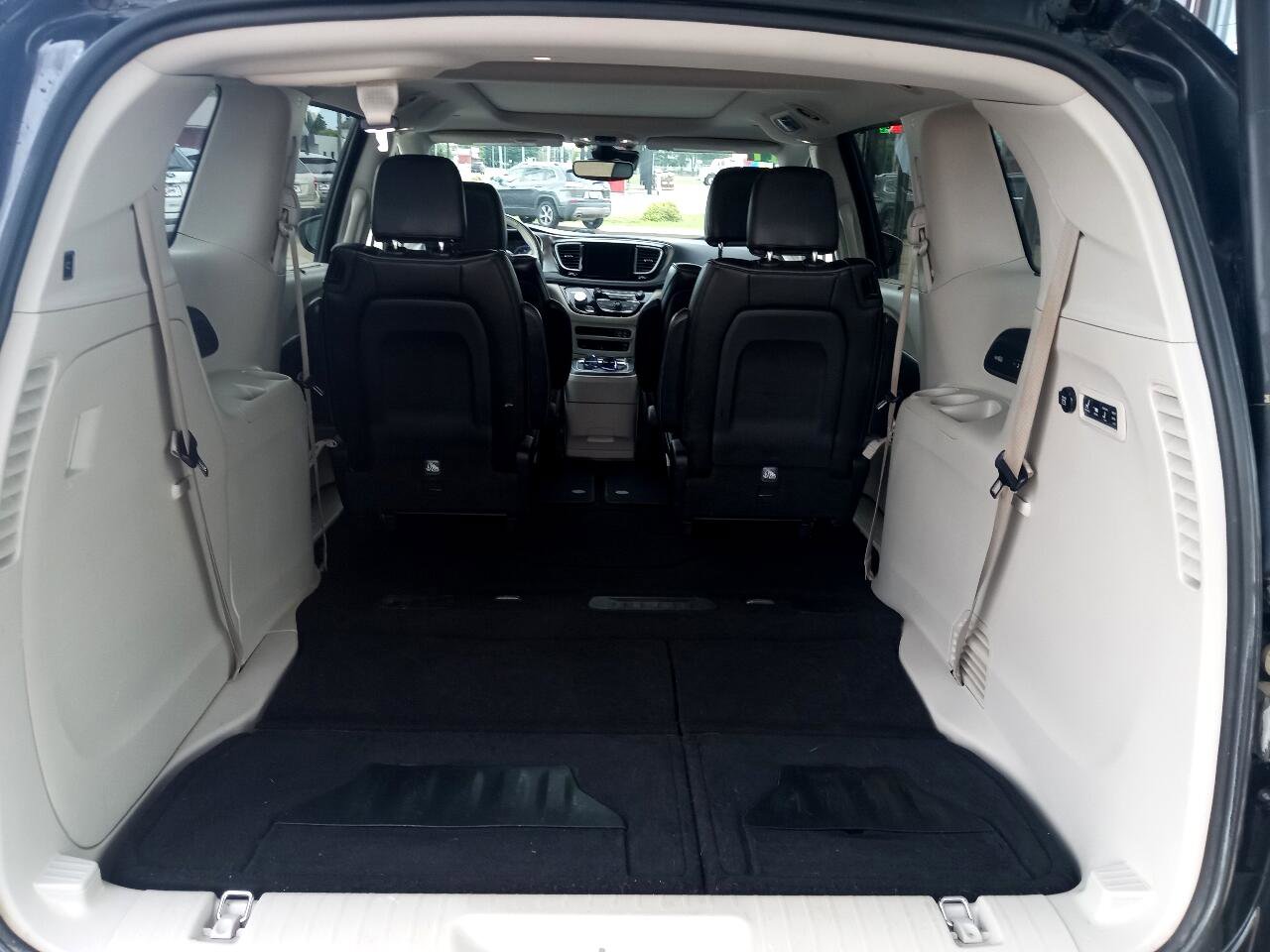 Used 2017 Chrysler Pacifica Limited image 5