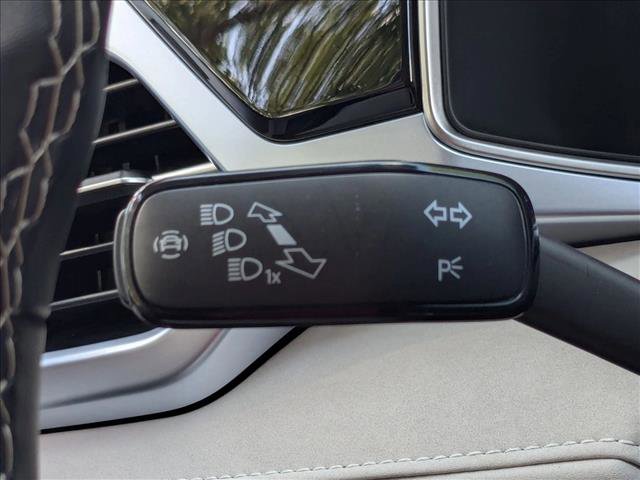 Used 2025 Volkswagen Taos SE w/ Panoramic Sunroof Package FWD image 12
