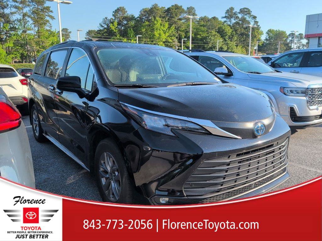 Used 2025 Toyota Sienna XLE image 1