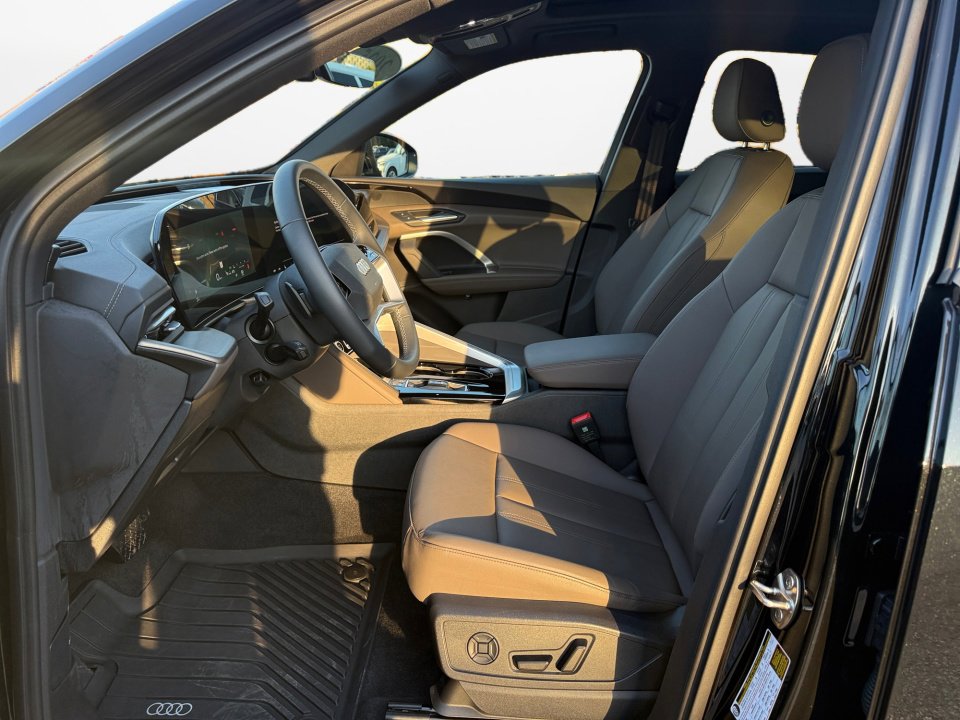 Certified 2025 Audi Q5 Premium w/ Convenience Package image 9