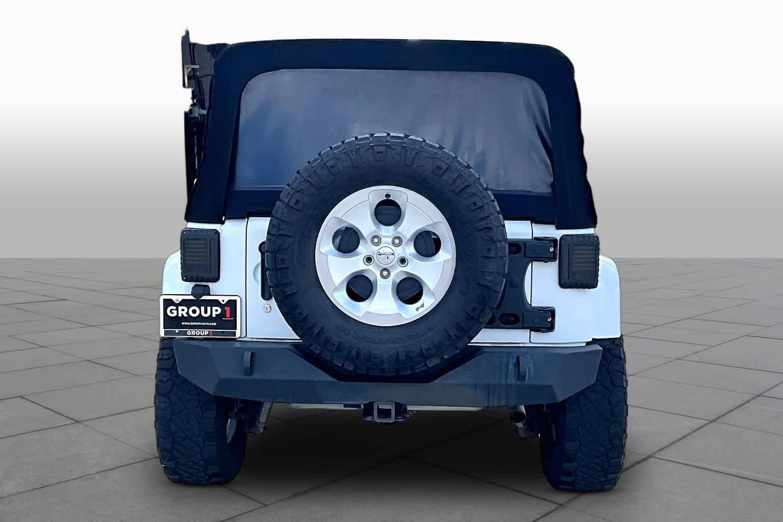 Used 2014 Jeep Wrangler Unlimited Sahara w/ Dual Top Group AWD/4WD image 4