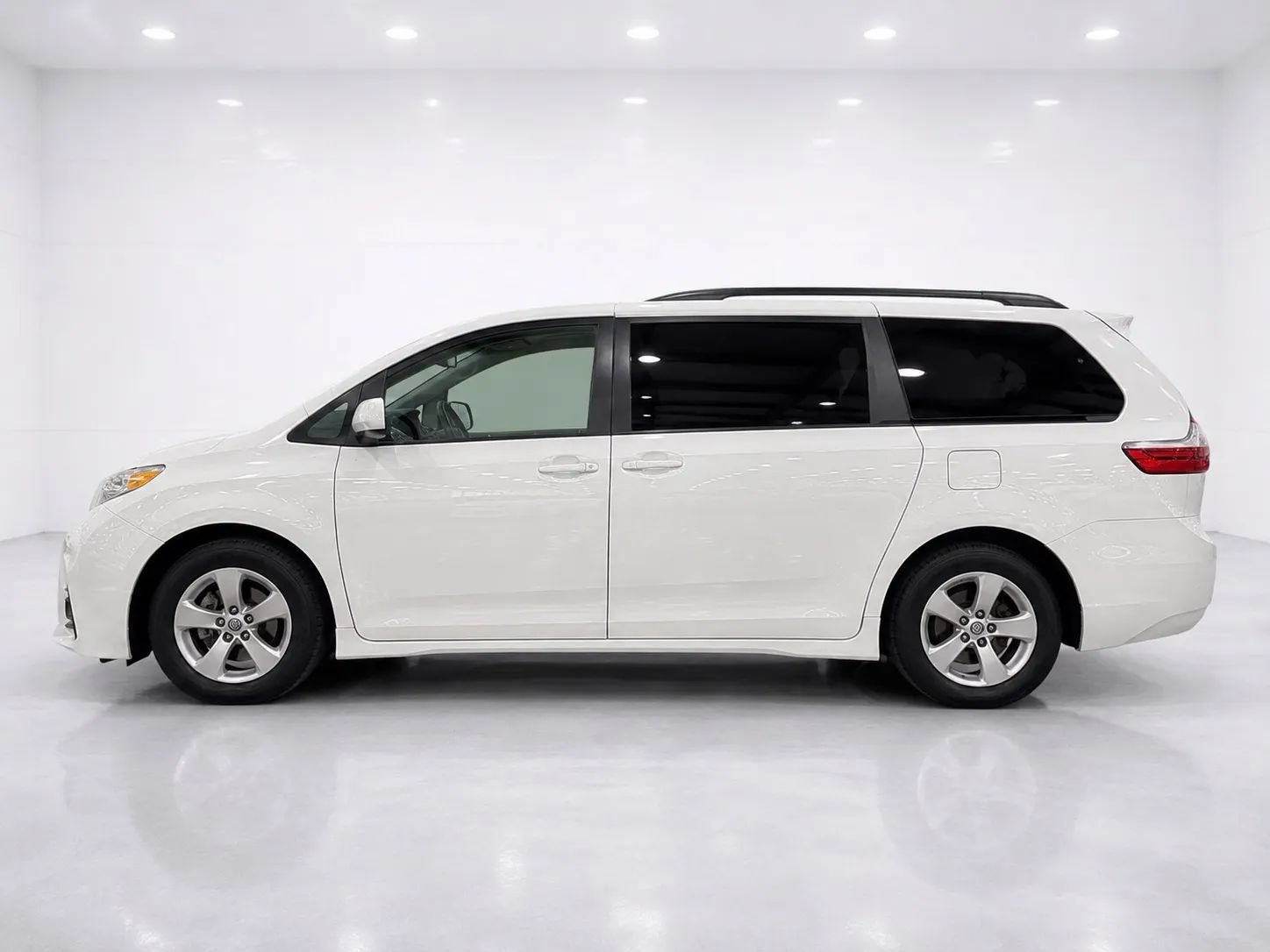 Used 2020 Toyota Sienna LE FWD image 2