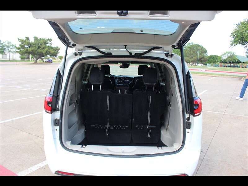 Used 2022 Chrysler Pacifica Touring-L FWD image 8