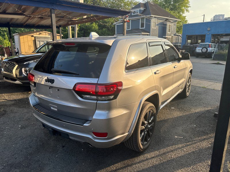 Used 2017 Jeep Grand Cherokee Altitude AWD/4WD image 3