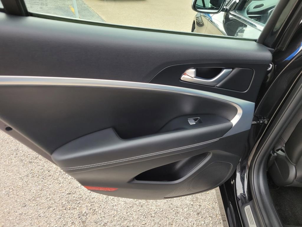 Used 2022 Genesis G70 2.0T image 16