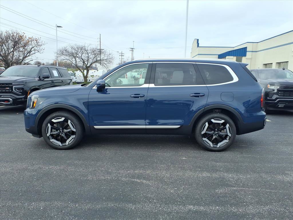 Used 2023 Kia Telluride EX w/ EX Captain's Chair Package image 4