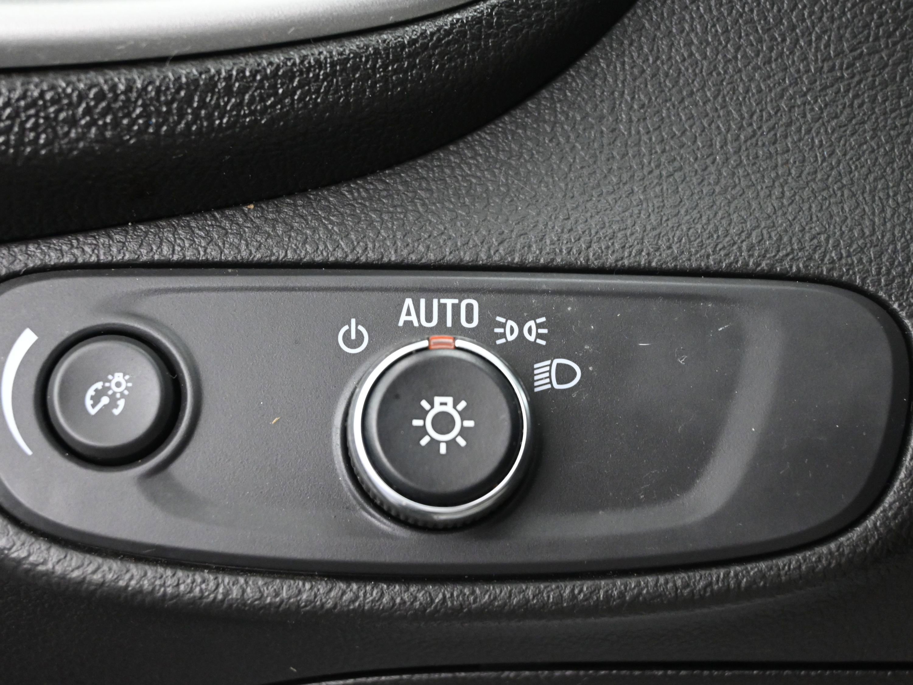 Used 2020 Chevrolet Trax LT w/ LT Convenience Package image 17