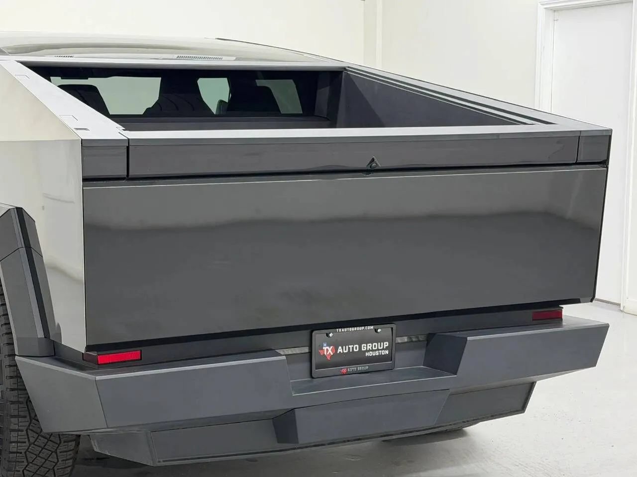 Used 2025 Tesla Cybertruck 2WD Crew Cab image 34