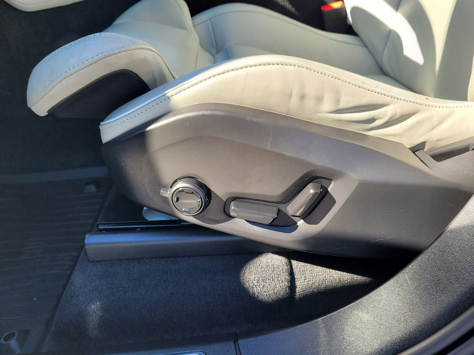 Used 2021 Volvo XC90 T8 R-Design w/ Advanced Package image 10