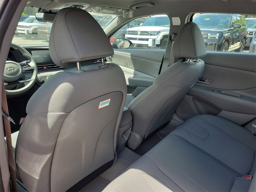 Used 2025 Hyundai Elantra SE image 27