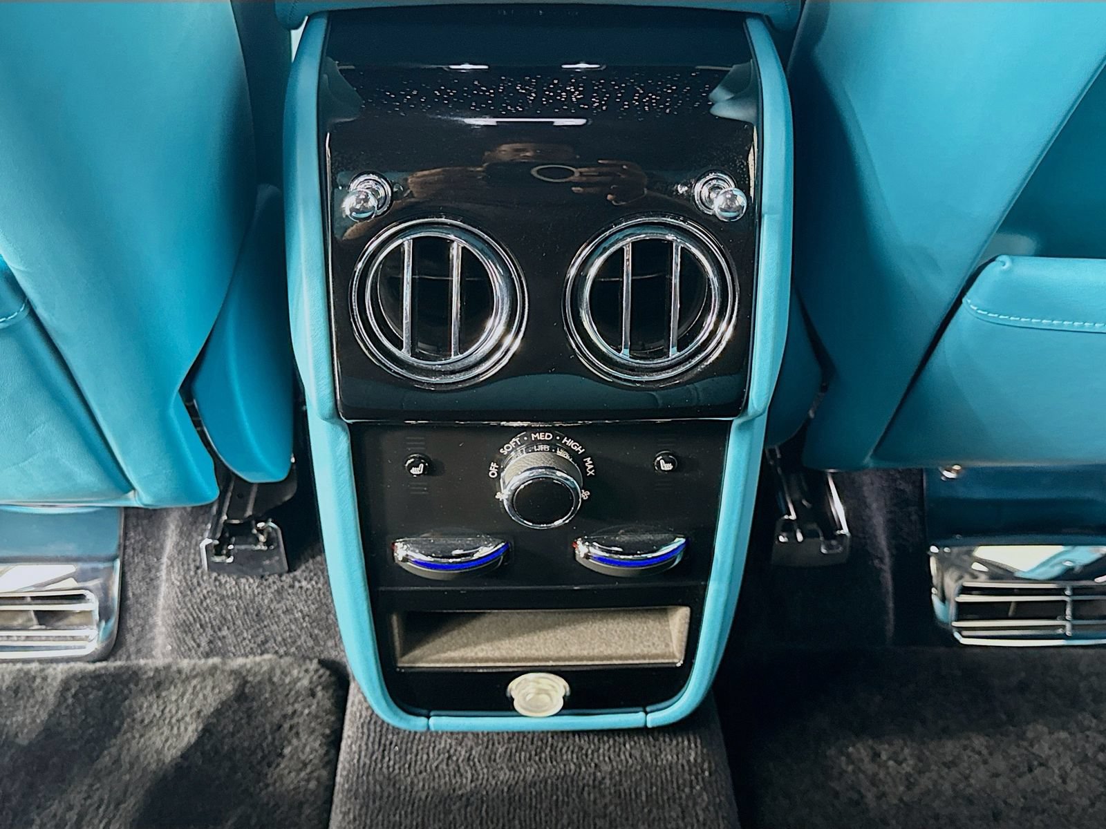 Certified 2022 Rolls-Royce Cullinan w/ Dark Exterior Package AWD/4WD image 25
