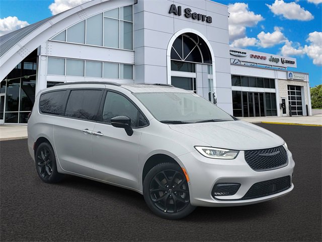 New 2026 Chrysler Pacifica Limited w/ Uconnect Theater Family Group image 1
