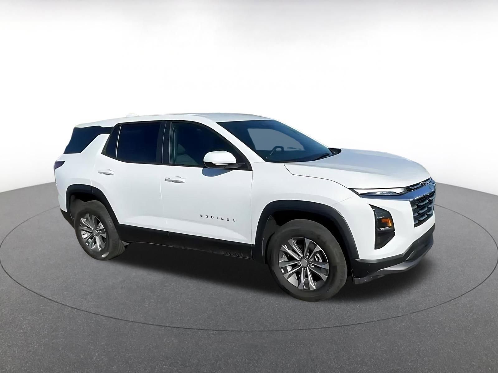 Used 2025 Chevrolet Equinox LT image 2