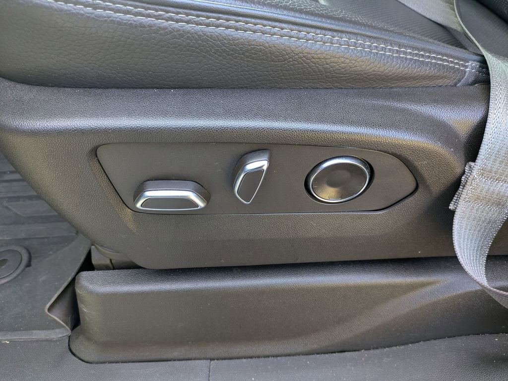 Used 2021 GMC Yukon XL Denali image 16