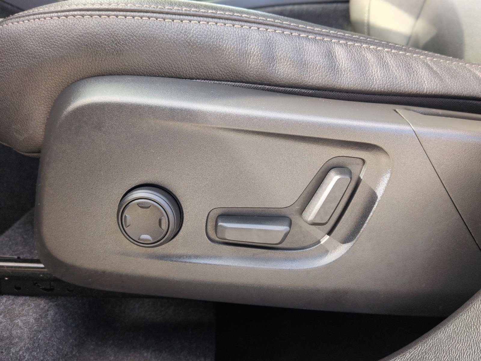 Certified 2024 Volvo XC40 B5 Ultimate w/ Protection Package Premier image 14