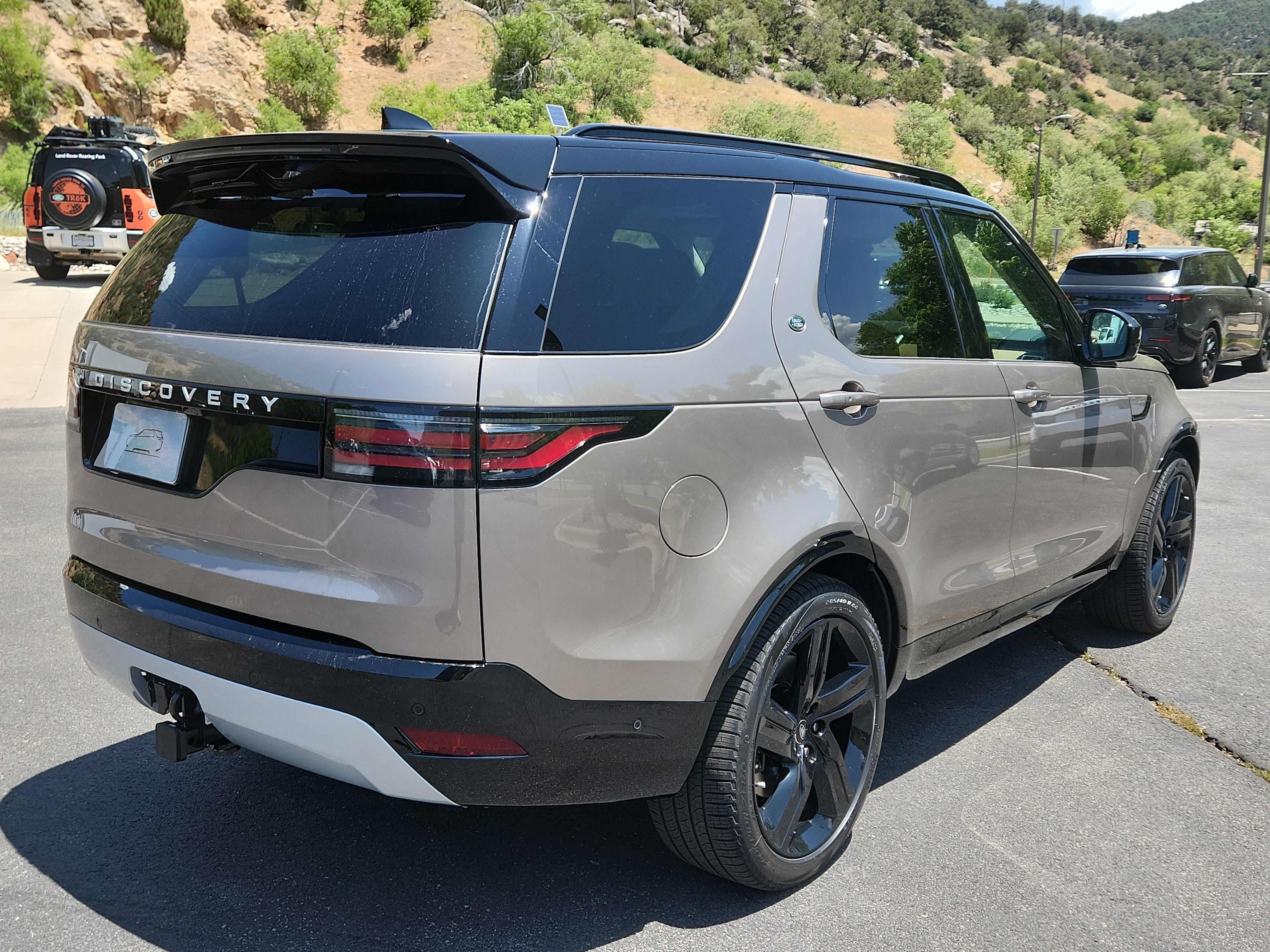New 2025 Land Rover Discovery Metropolitan Edition image 3