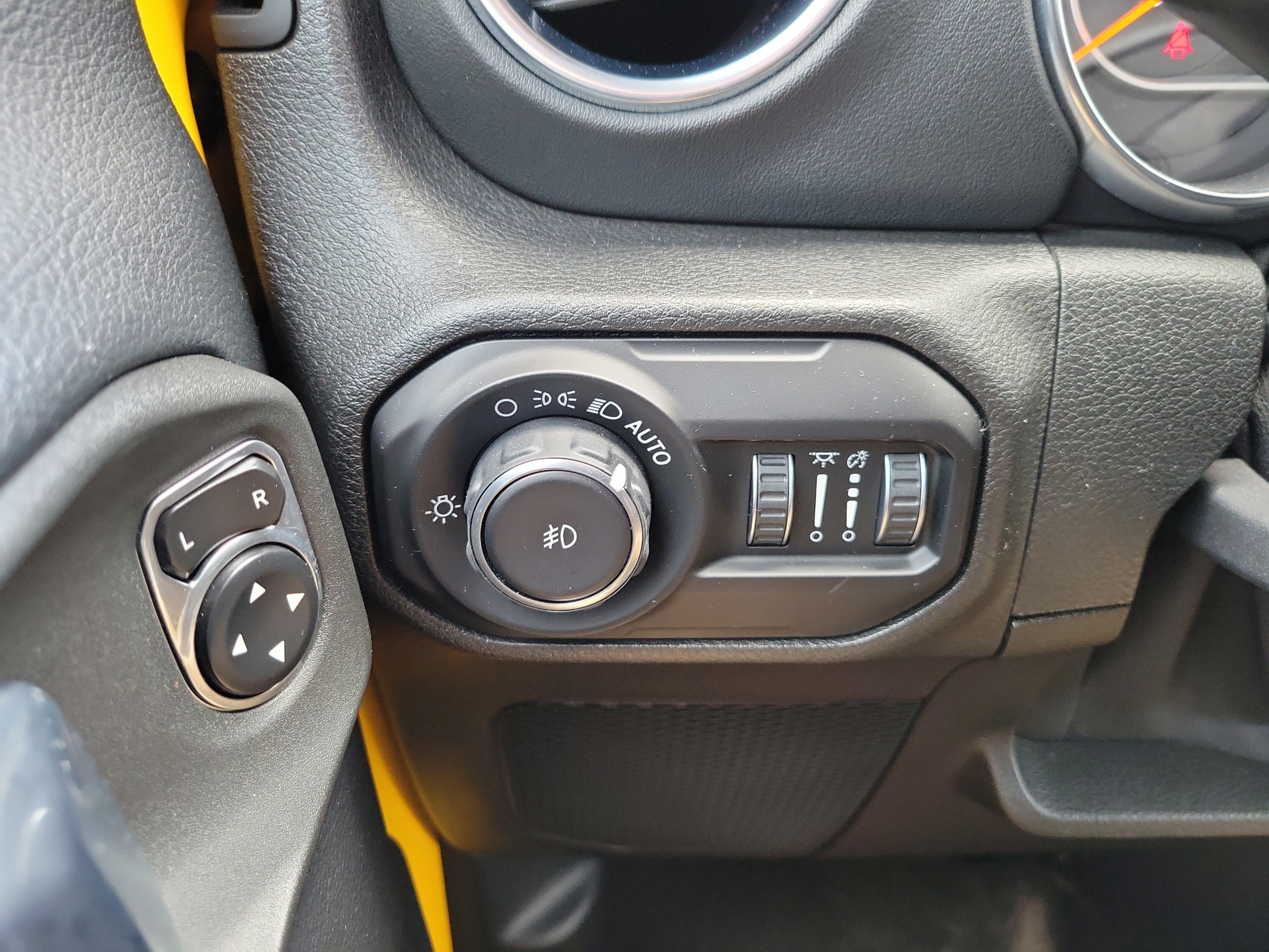 Used 2018 Jeep Wrangler Unlimited Sahara w/ Quick Order Package 24M Moab AWD/4WD image 27