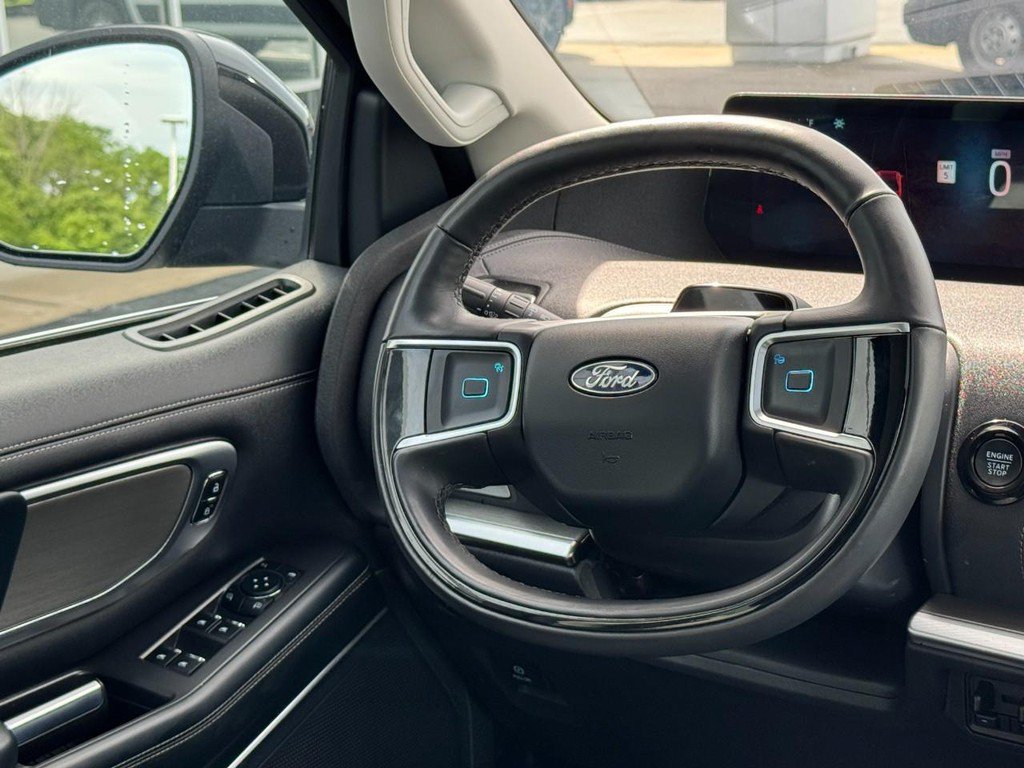Used 2025 Ford Expedition Platinum AWD/4WD image 15