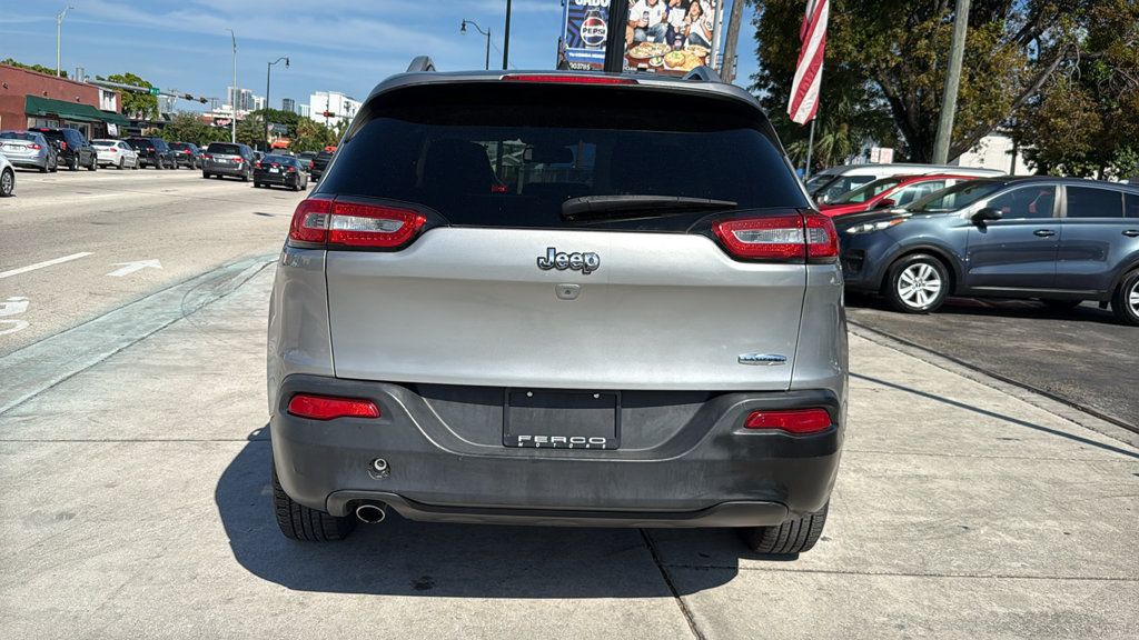 Used 2017 Jeep Cherokee Latitude w/ Comfort & Sound Group FWD image 13