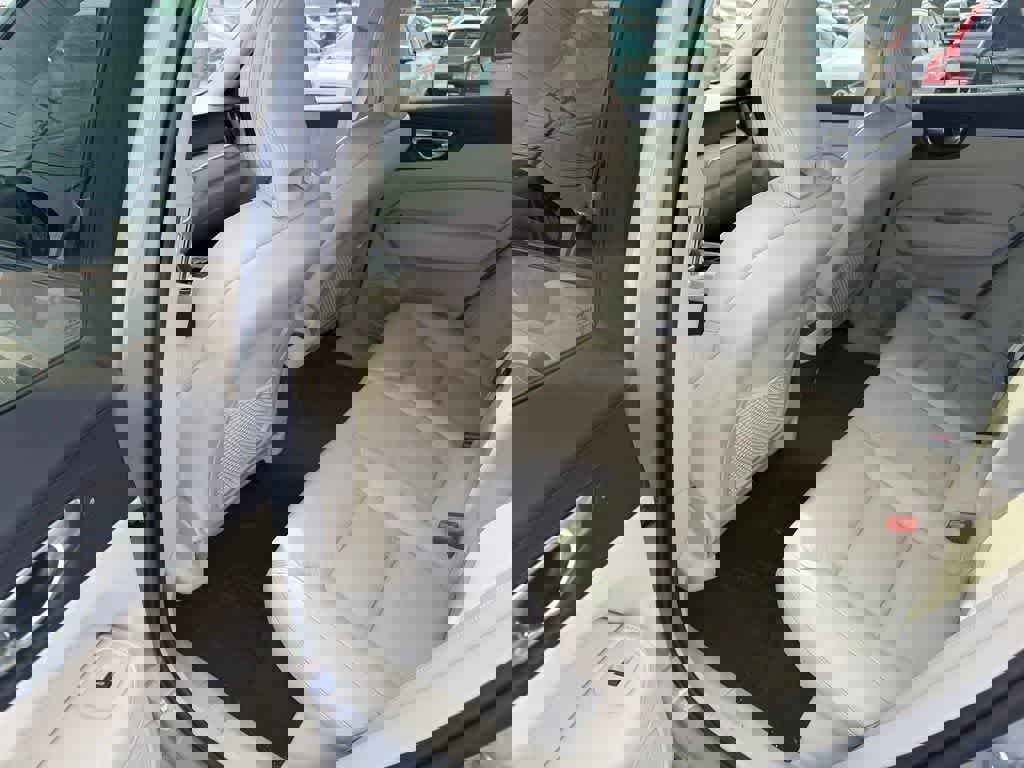 Used 2024 Volvo XC60 B5 Plus w/ Protection Package Premier image 15