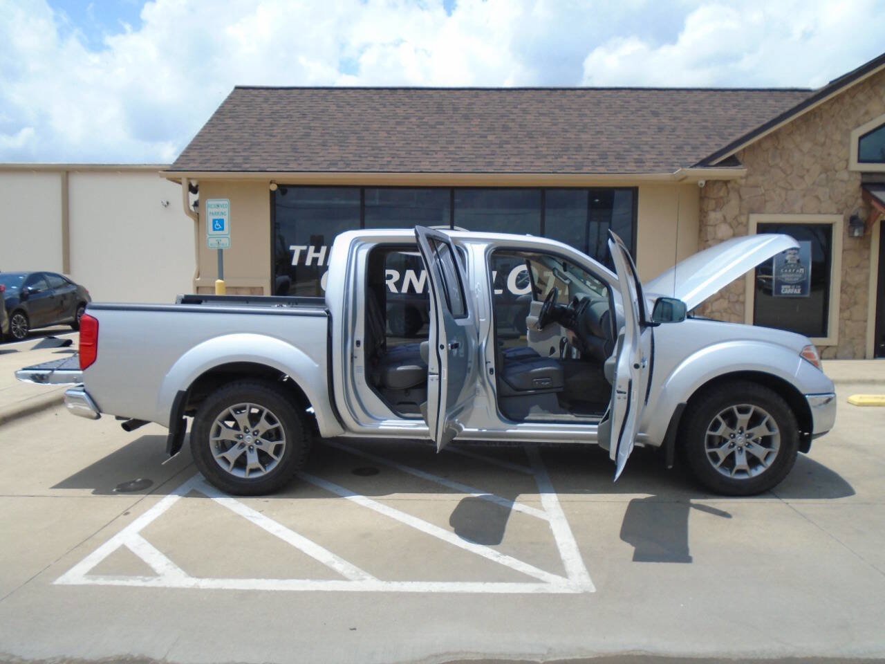 Used 2014 Nissan Frontier SL RWD image 21