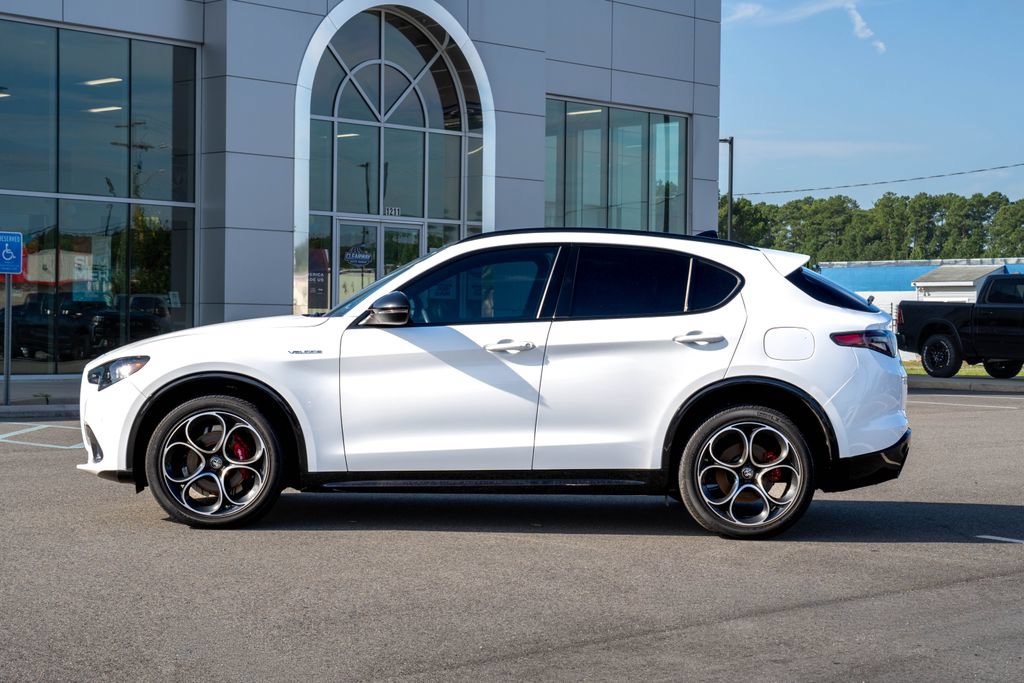 Used 2024 Alfa Romeo Stelvio Veloce AWD/4WD image 3