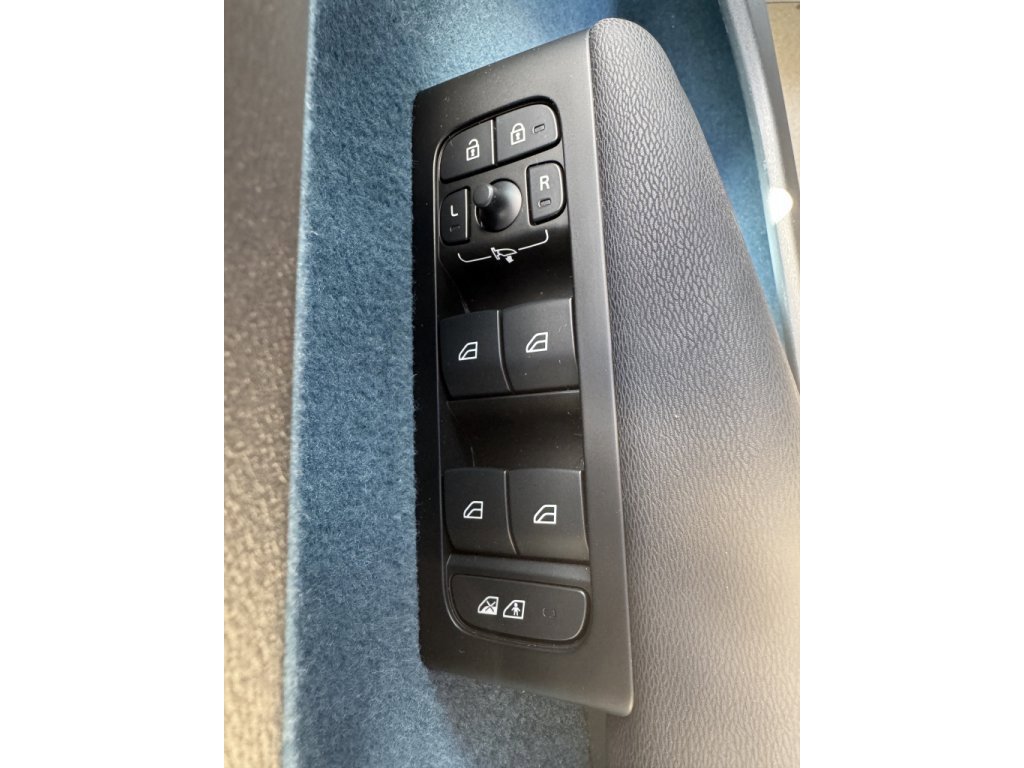 Used 2022 Volvo C40 P8 Recharge Ultimate image 25