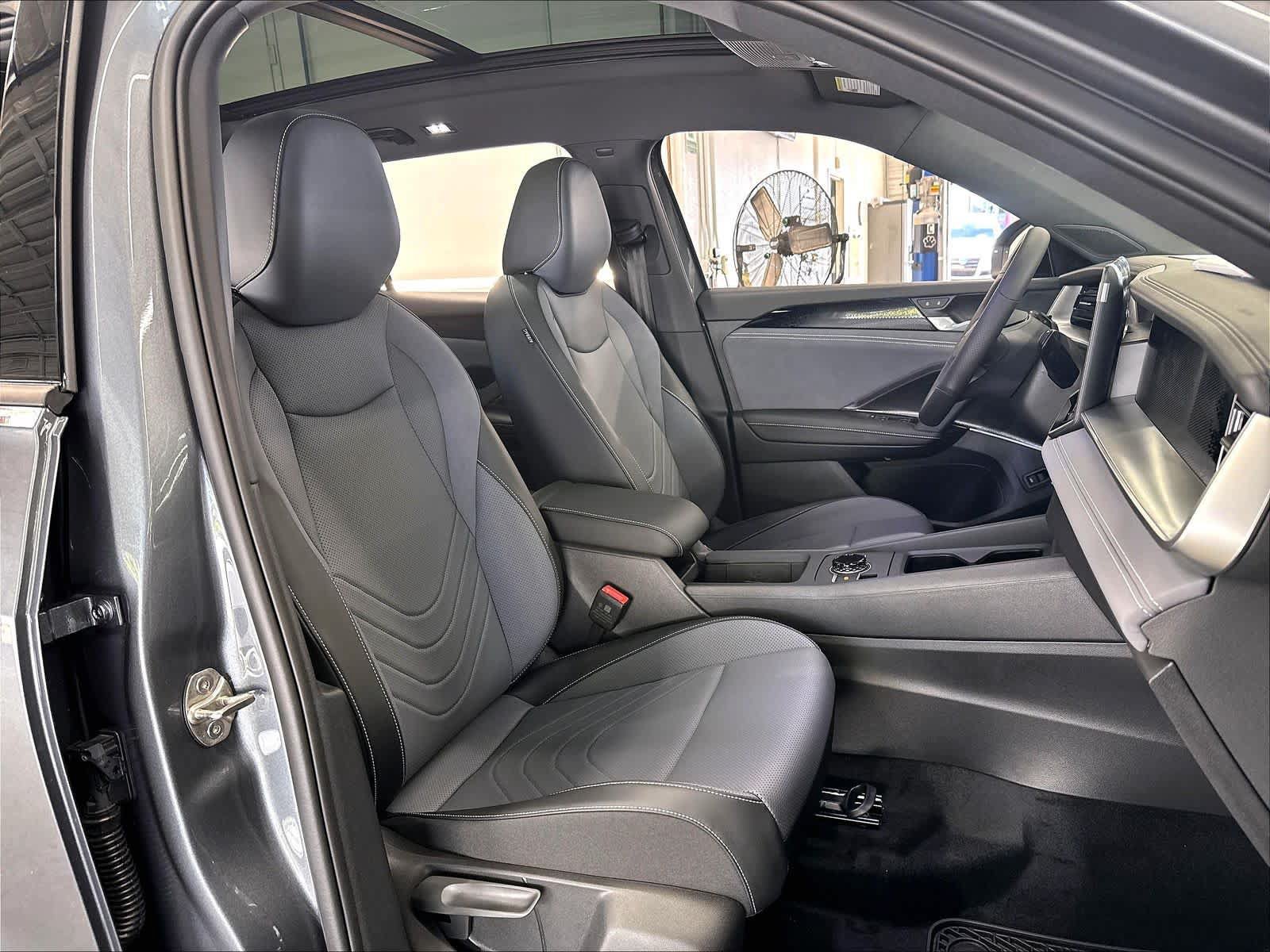 New 2026 Volkswagen Tiguan SE R-Line FWD image 11