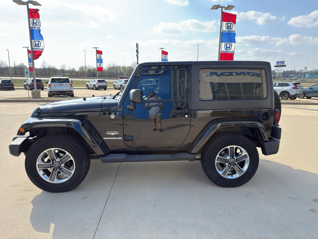 Used 2011 Jeep Wrangler Sahara w/ Dual Top Group AWD/4WD image 8
