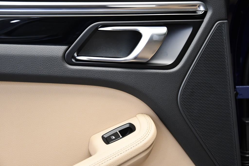 Certified 2025 Porsche Macan image 38