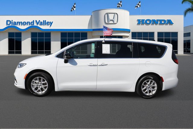 Used 2025 Chrysler Pacifica Select image 8