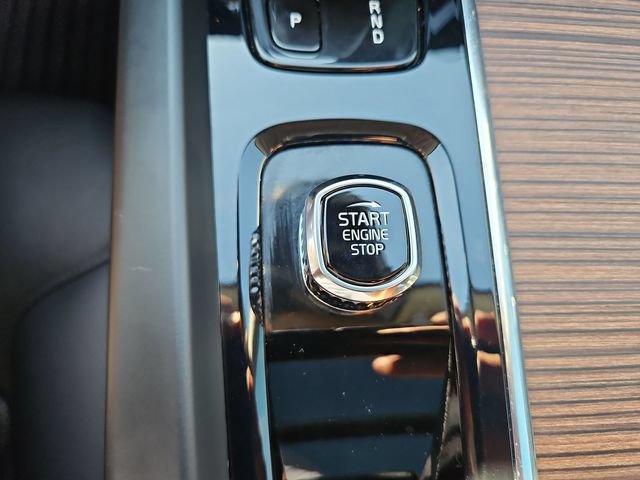 Used 2022 Volvo XC60 B5 Momentum w/ Climate Package AWD/4WD image 17