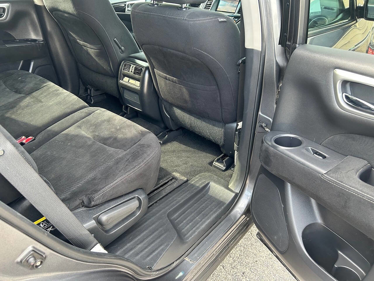 Used 2016 Nissan Pathfinder SV w/ Cargo Package image 9