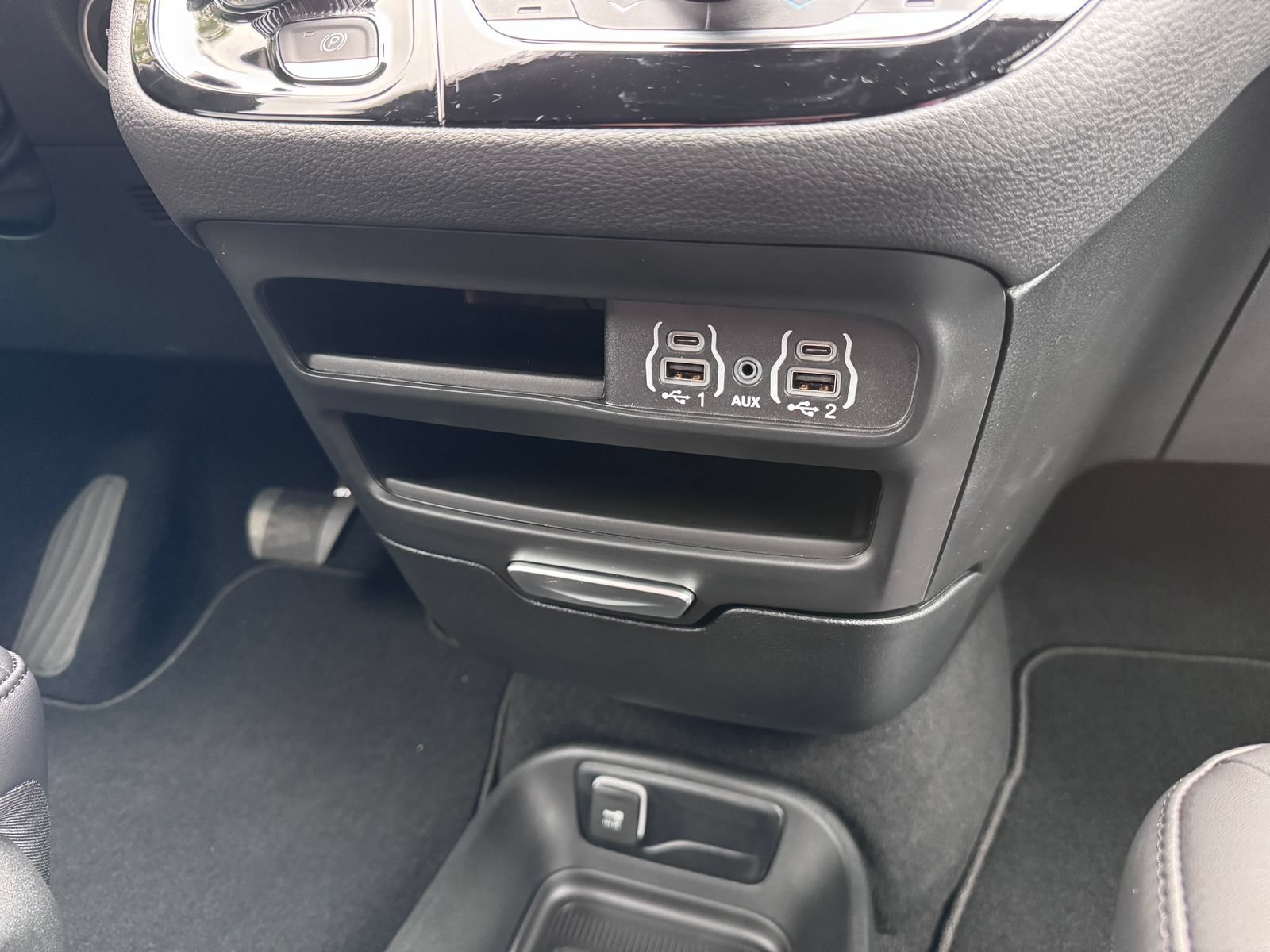 New 2025 Chrysler Pacifica Select AWD/4WD image 19