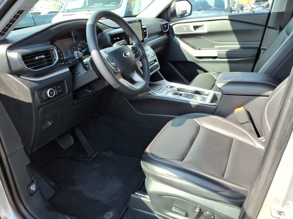 Used 2024 Ford Explorer XLT w/ Equipment Group 202A AWD/4WD image 10