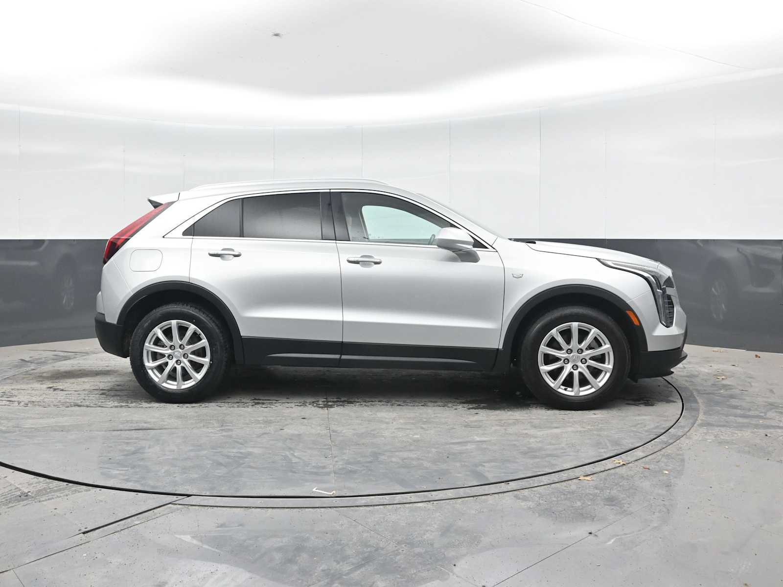 Used 2019 Cadillac XT4 Luxury w/ Cold Weather Package AWD/4WD image 9