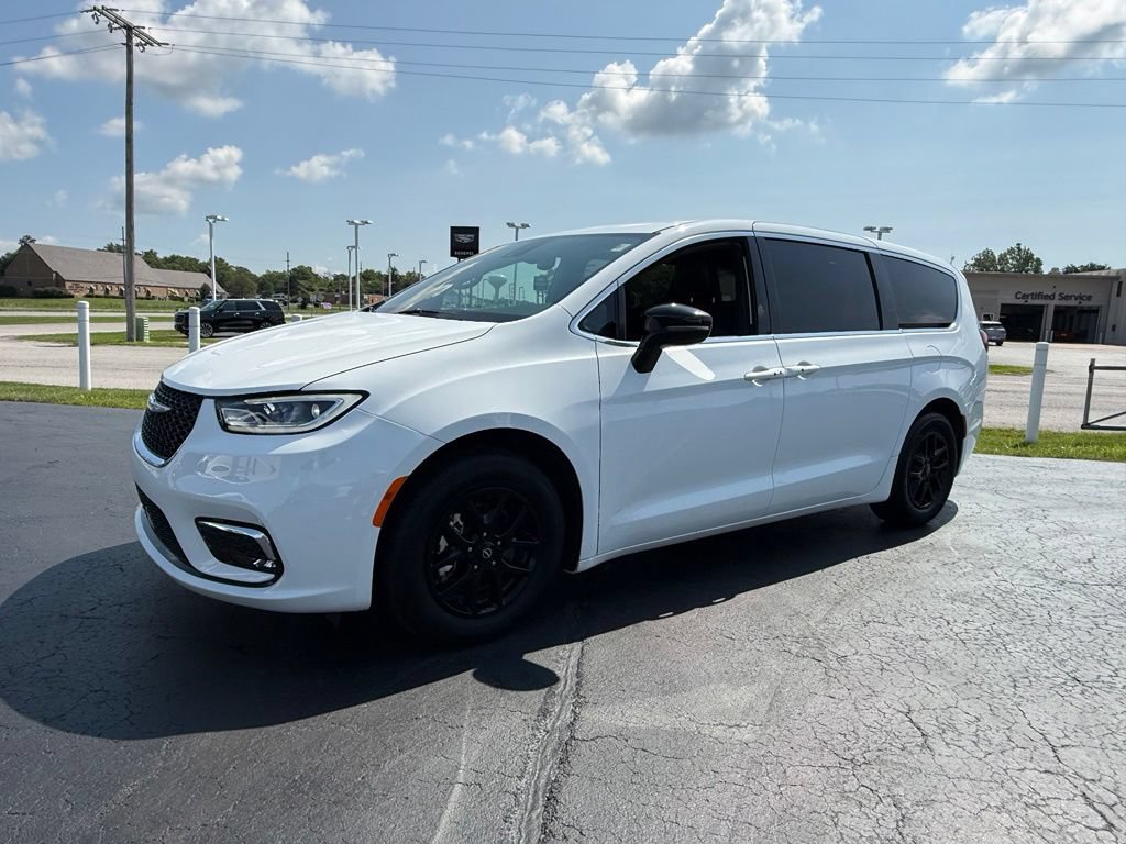 Used 2026 Chrysler Pacifica Select FWD image 3