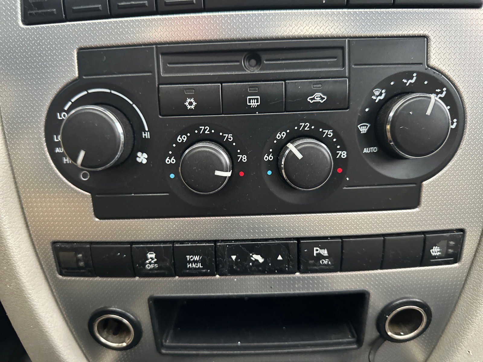 Used 2006 Jeep Commander Limited image 42