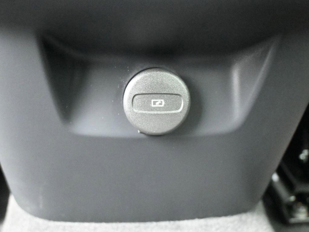 Used 2023 Volvo XC60 B5 Plus w/ Protection Package Premier image 15