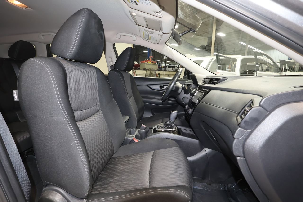 Used 2017 Nissan Rogue SV w/ SV Premium Package image 27
