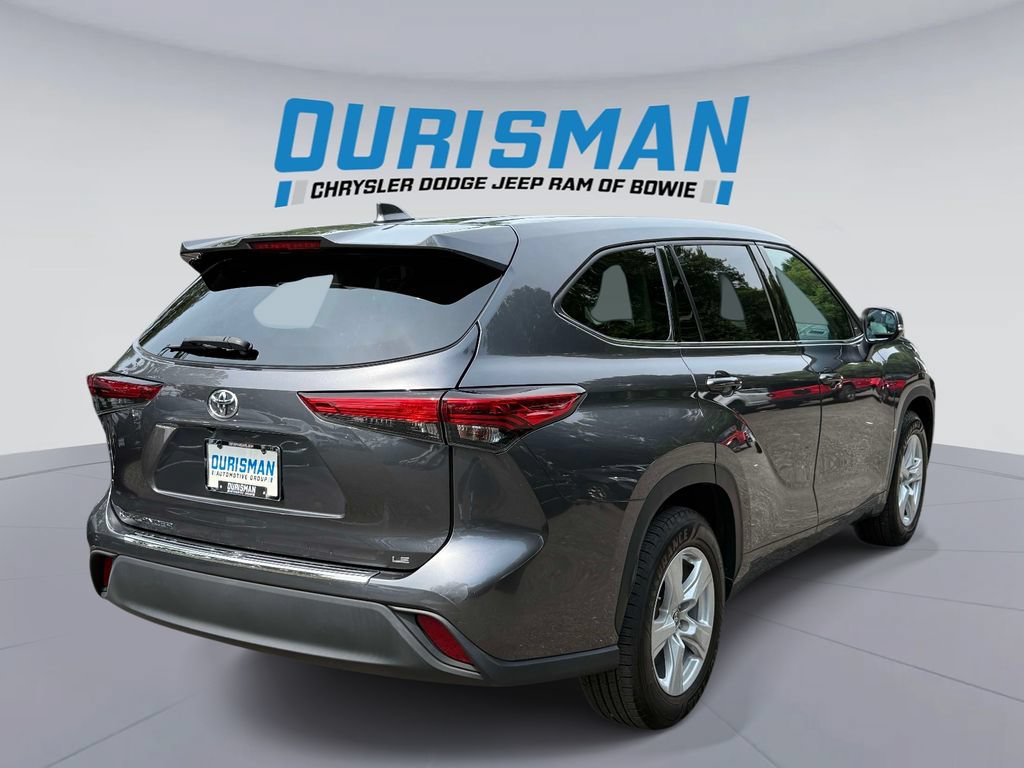 Used 2020 Toyota Highlander LE FWD image 2