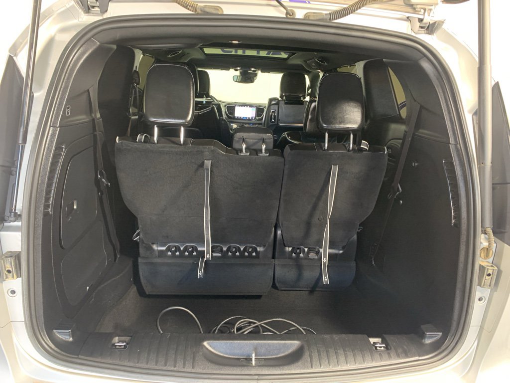 Used 2022 Chrysler Pacifica Limited w/ Uconnect Theater Family Group image 33