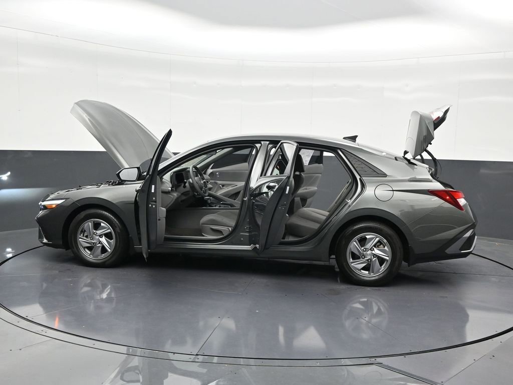 Used 2024 Hyundai Elantra SE image 33
