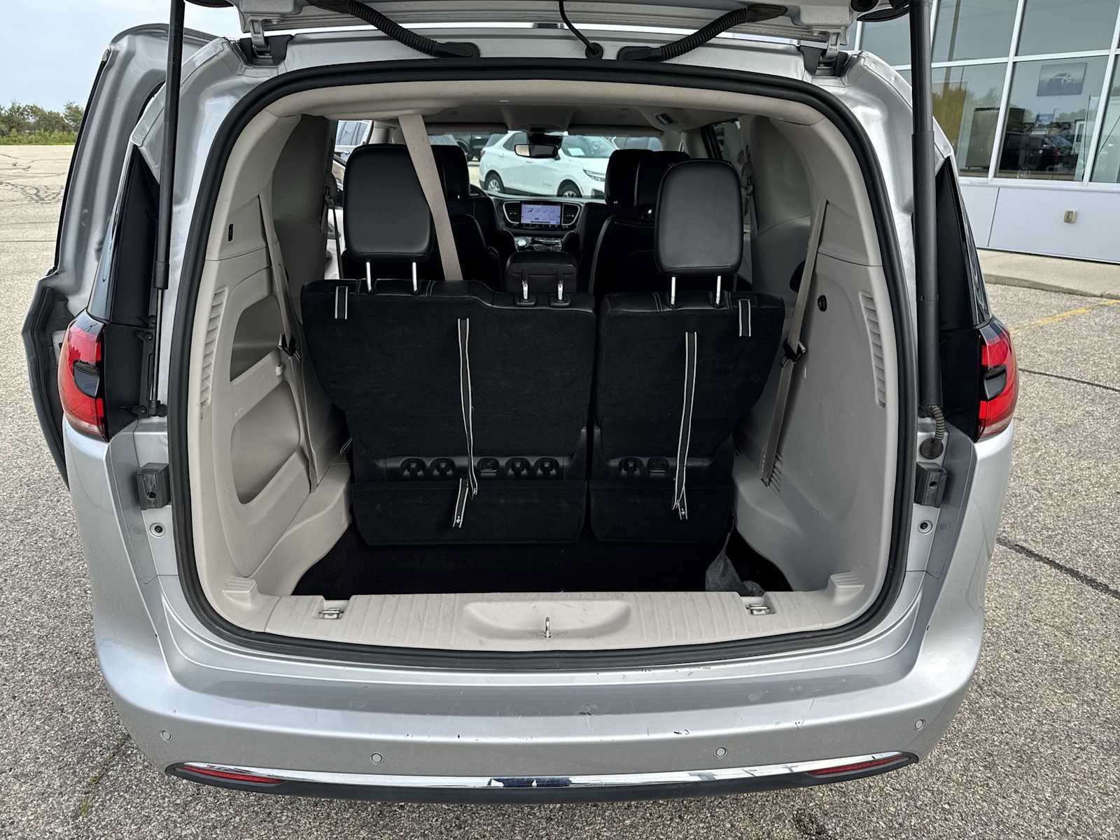 Used 2024 Chrysler Pacifica Touring-L FWD image 17