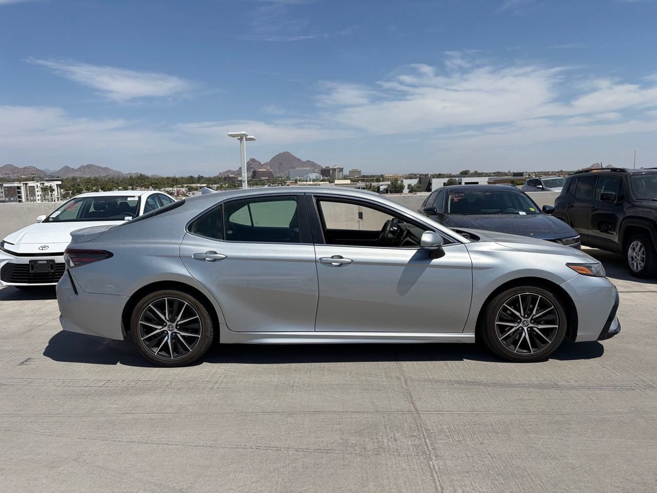 Used 2023 Toyota Camry SE FWD image 3