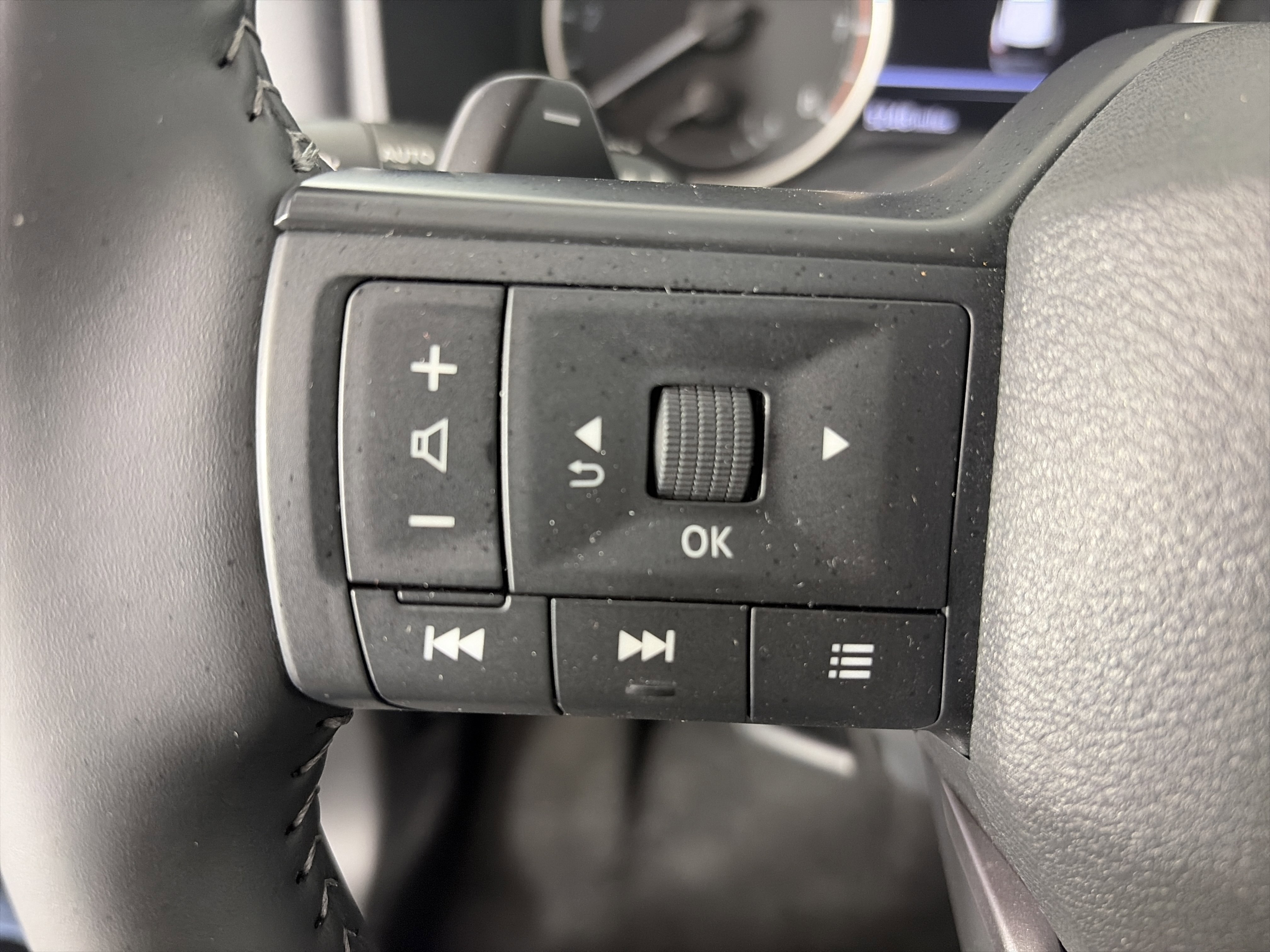 Certified 2025 Nissan Rogue SV image 28