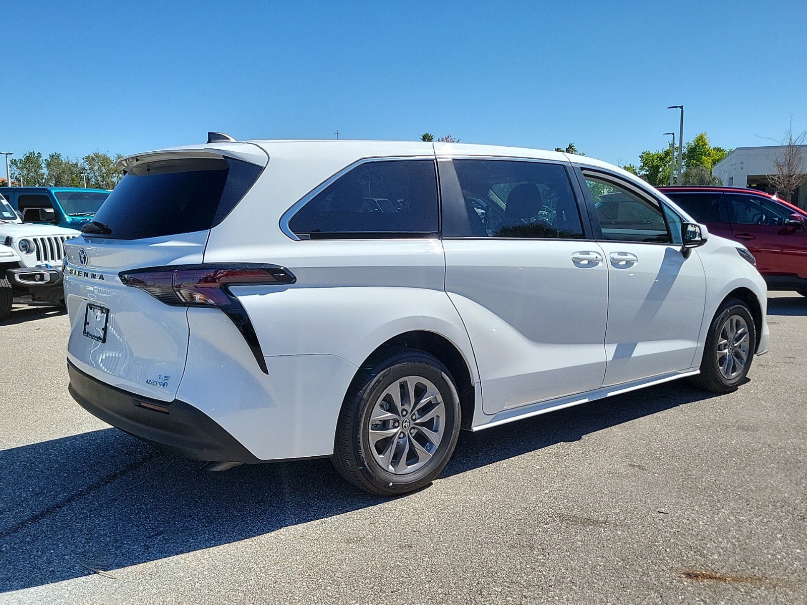 Used 2024 Toyota Sienna LE image 6
