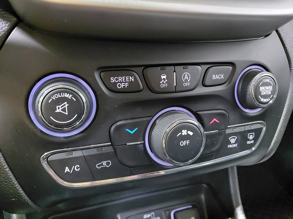 Used 2018 Jeep Cherokee Latitude Plus w/ Cold Weather Group image 33