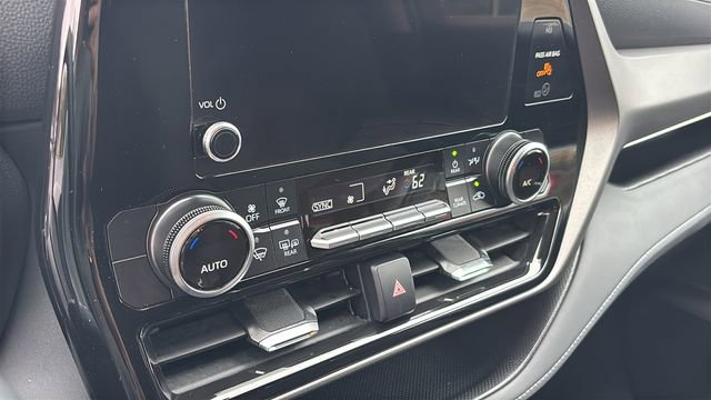 Used 2025 Toyota Highlander LE AWD/4WD image 22